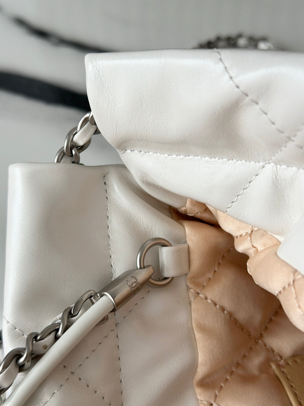 CHANEL MINI WHITE 22