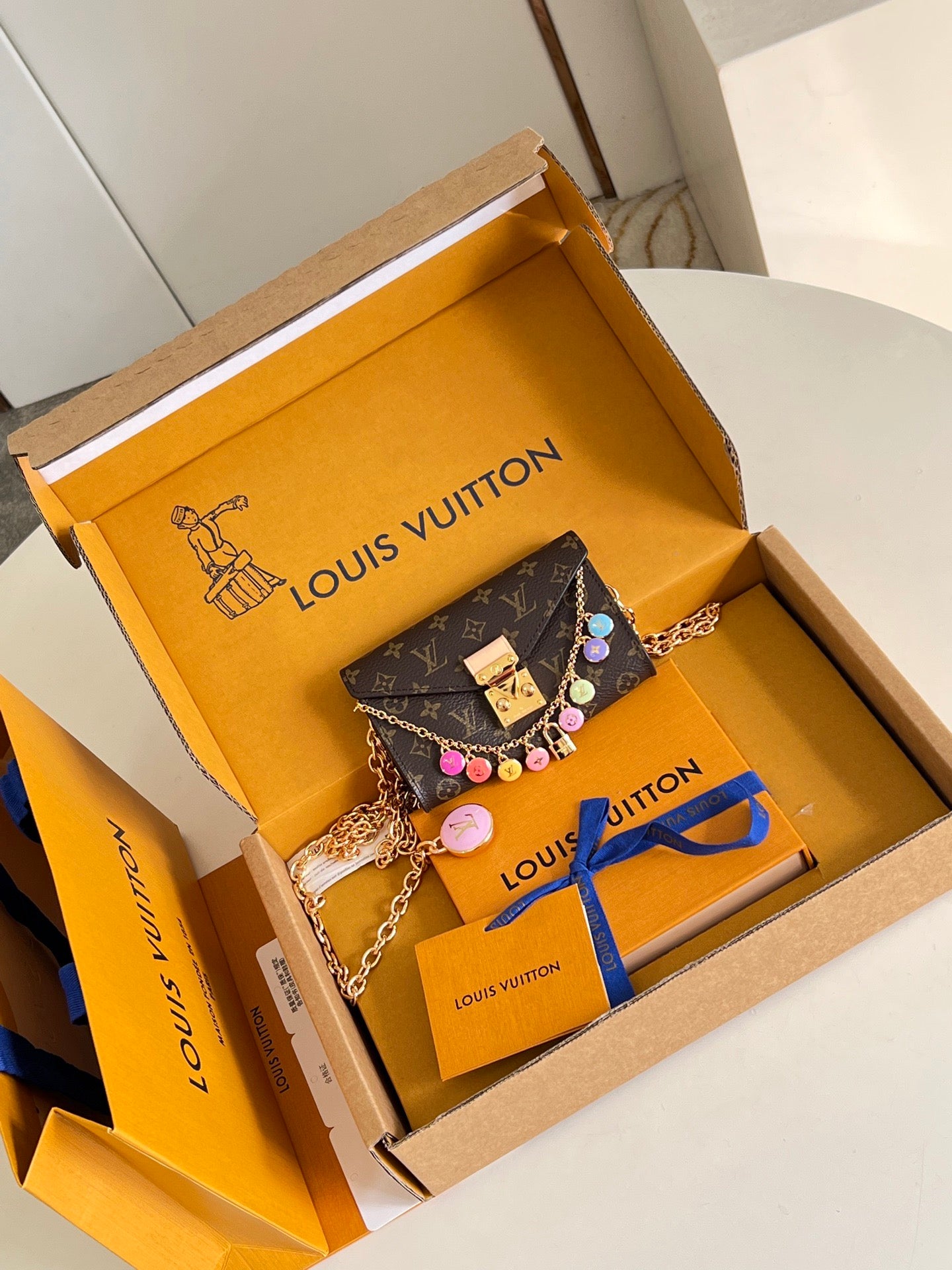 LOUIS VUITTON