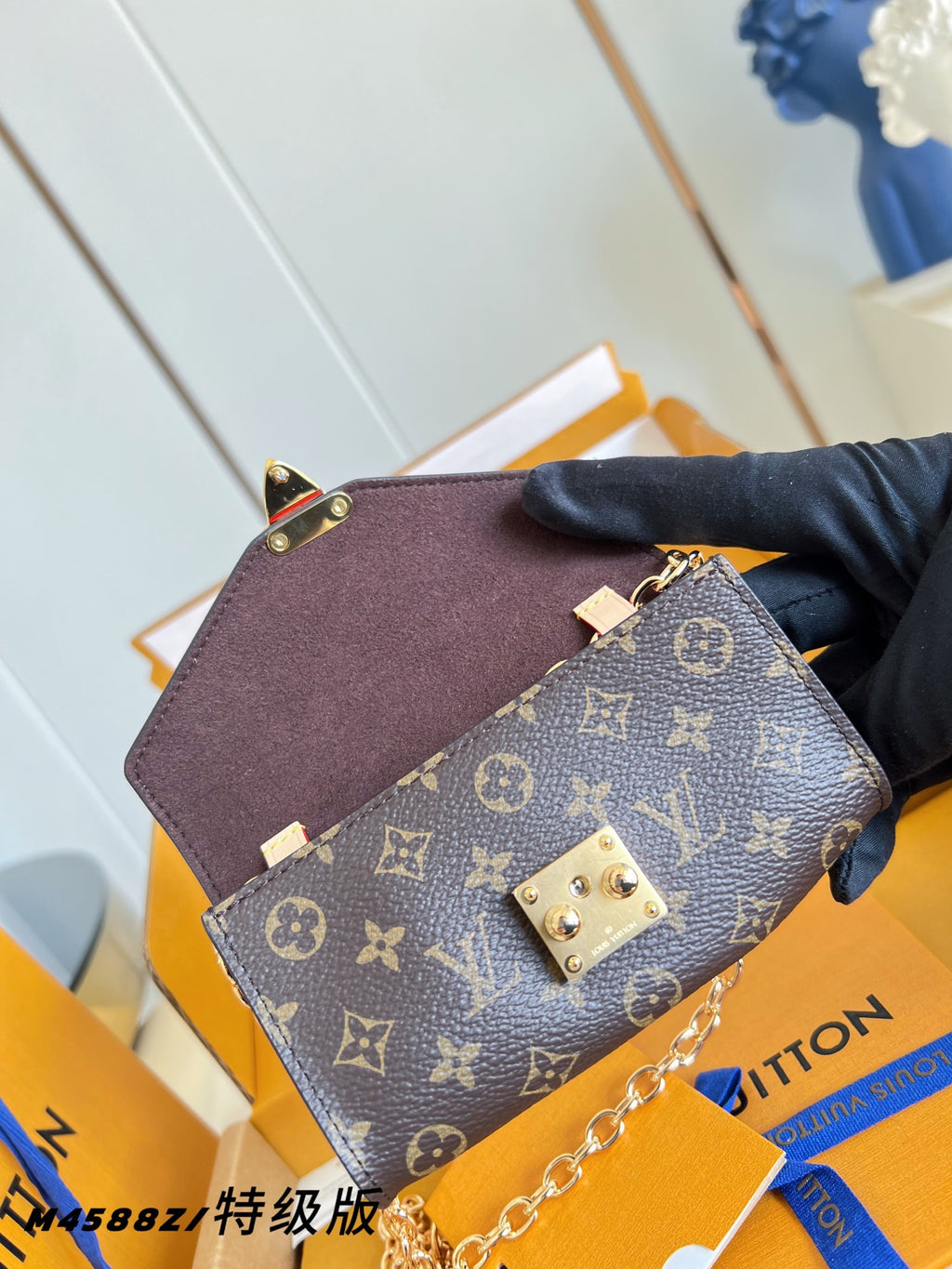 LOUIS VUITTON