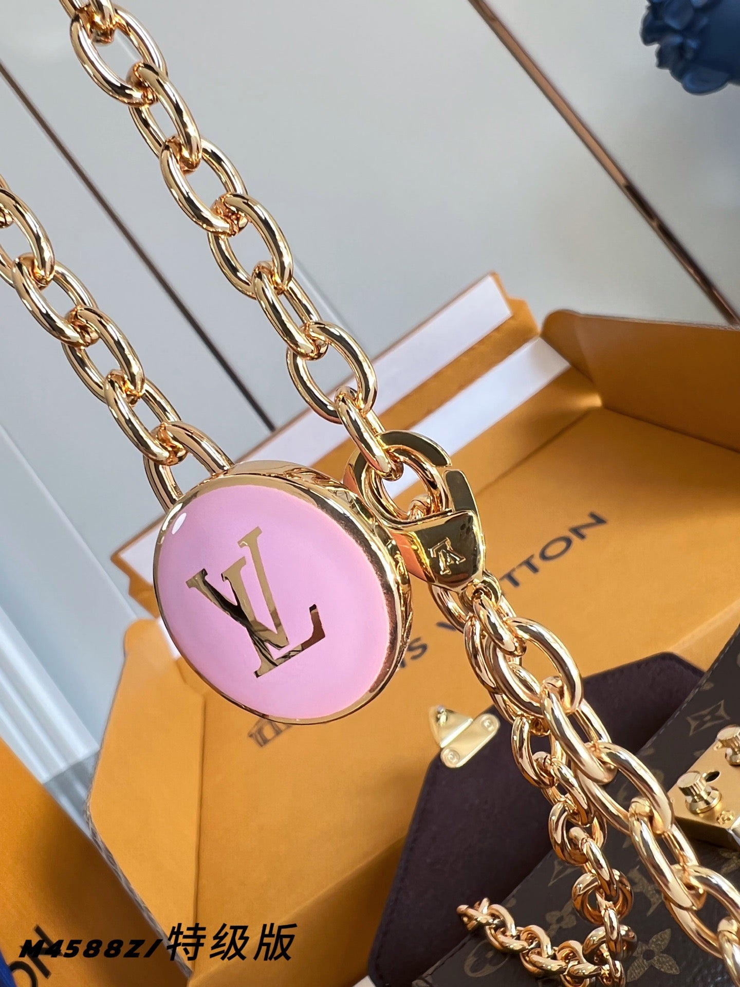 LOUIS VUITTON