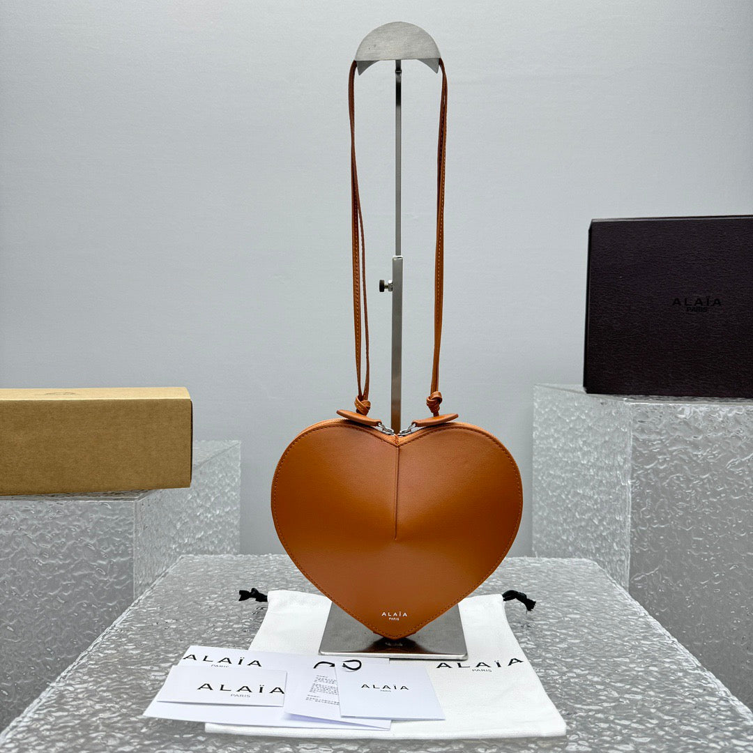 ALAIA HEART ЧАНТА | 8 цвята